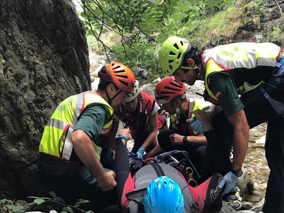Imagen de un rescate de un barranquista lesionado en Sahún tras un salto a una poza.