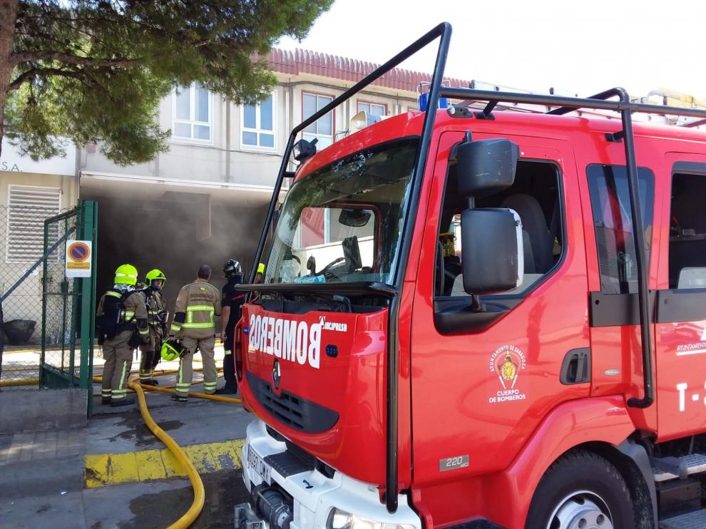 Los Bomberos sofocan un incendio en una nave del polígono El Pilar de Zaragoza