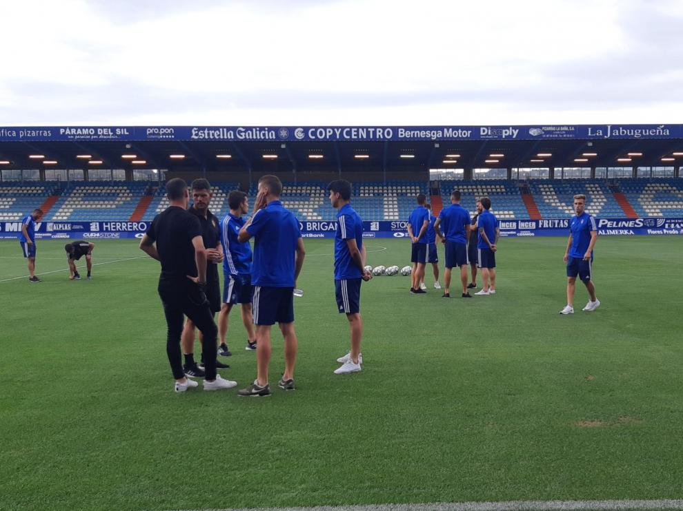 Los jugadores del Real Zaragoza departen sobre el césped del Toralín antes del choque.