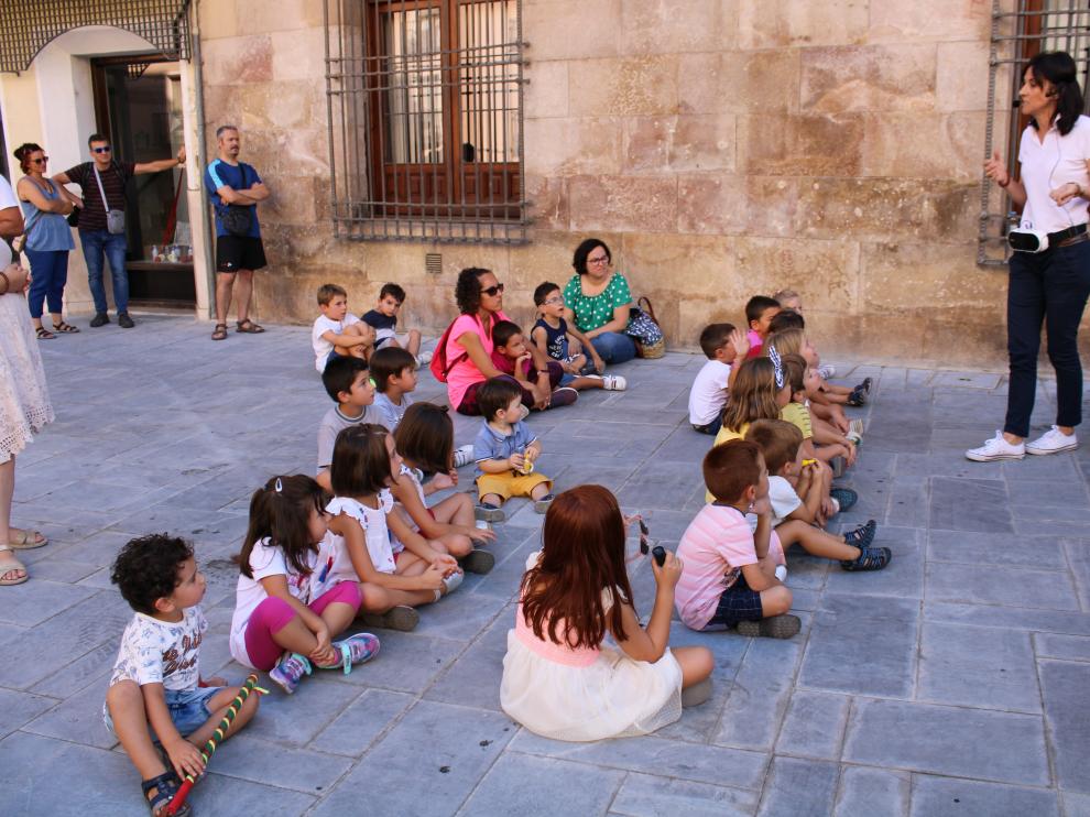 Los niños han atendido las explicaciones sobre los populares personajes festivos.