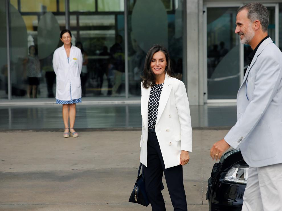 Los Reyes visitan a don Juan Carlos en la UCI.