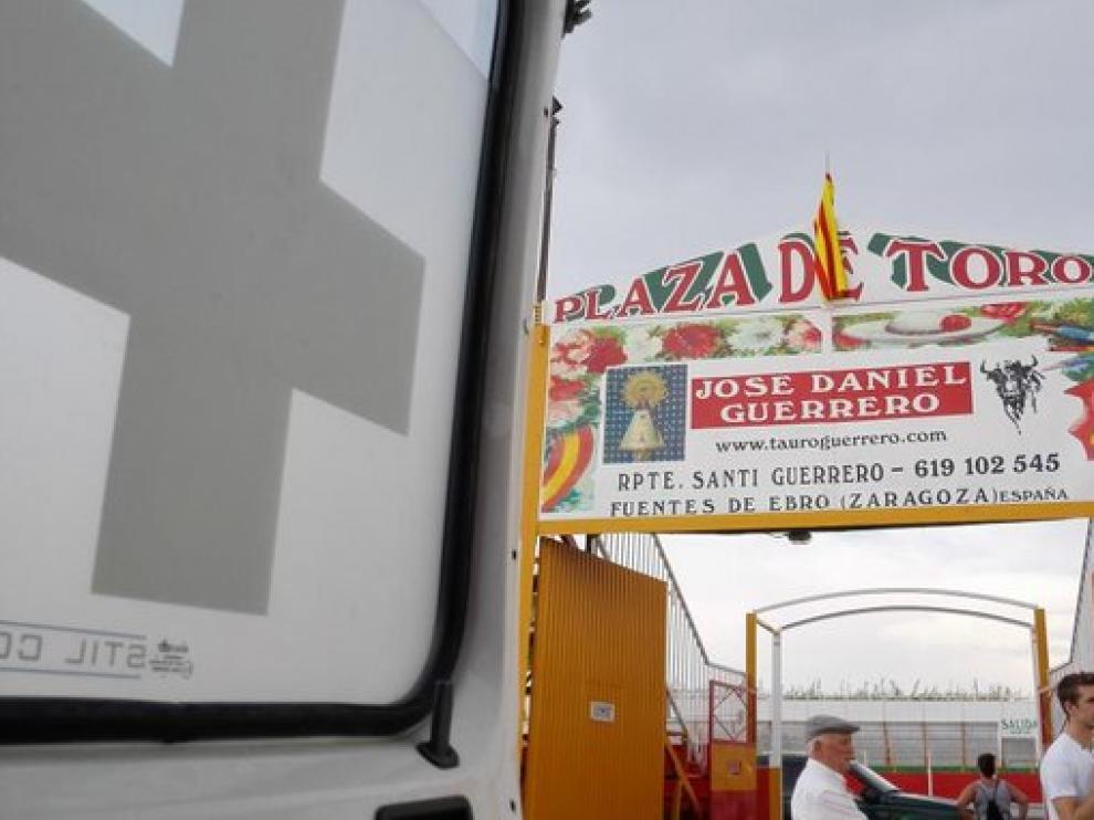 Atención sanitaria de la ambulancia de la Cruz Roja de Alagón en un festejo taurino.