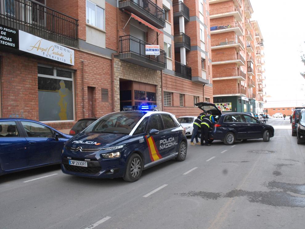 Un coche patrulla de la Policía Nacional por las calles de Teruel.