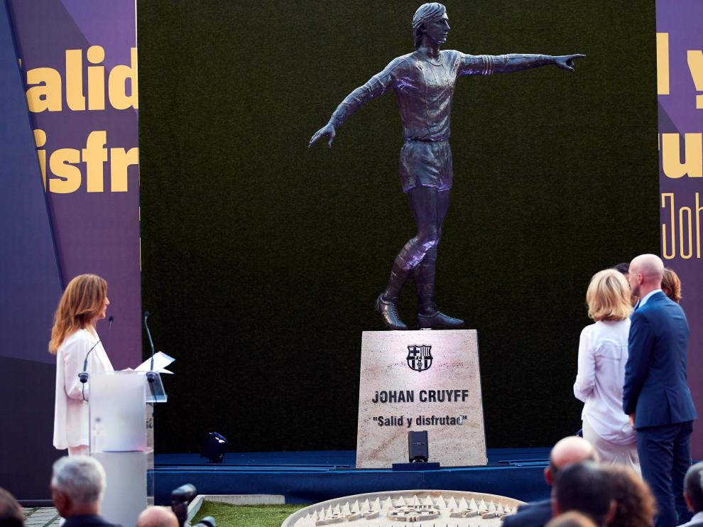 Estatua de Johan Cruyff en el Camp Nou
