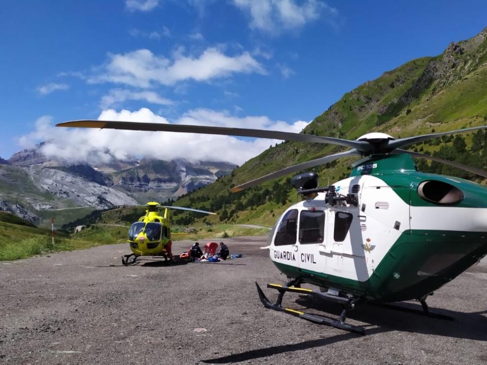Imagen de archivo de una evacuación en montaña con la colaboración de los helicópteros de la Guardia Civil y del 112.