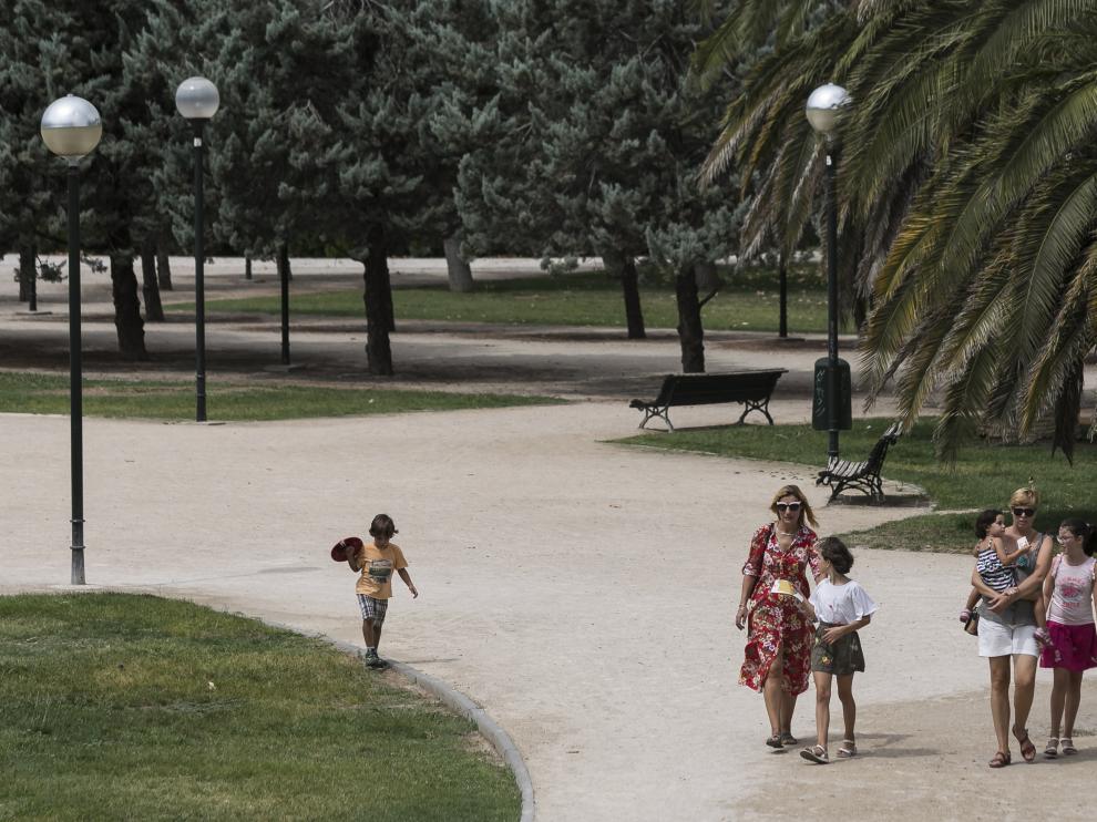 Las farolas del parque de la Aljafería eran unas de las que se iban a sustituir.