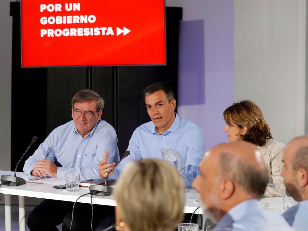 Pedro Sánchez durante la reunión que ha mantenido este lunes con representantes de las asociaciones de Memoria Histórica.