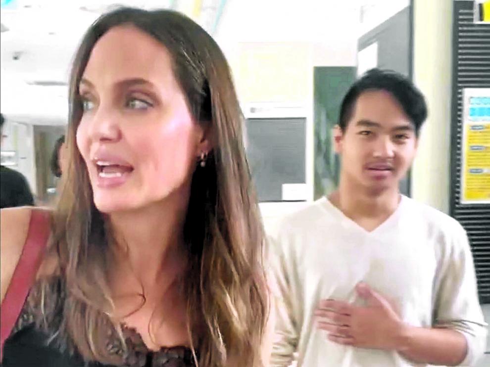 Angelina Lolie con Maddox, su hijo mayor, del que se va a separar porque va a la universidad en Seúl.