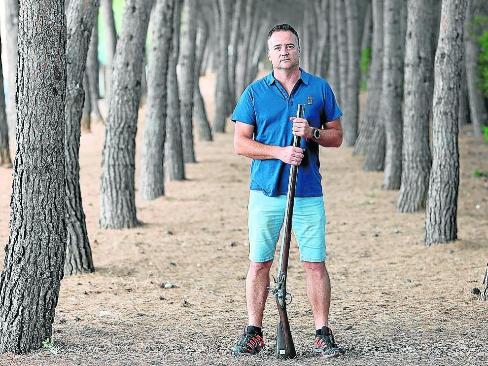 El campeón de España de tiro con armas históricas en 2019, con un fusil del siglo XIX.