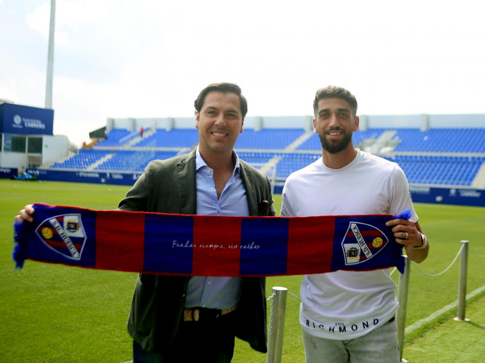 El director deportivo Rubén García junto a Josué Sá, nuevo central de la SD Huesca.