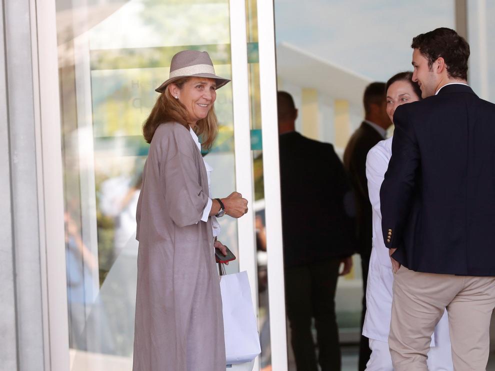 La infanta Elena, acompañada de su hijo Felipe Juan Froilán, d., a su llegada este martes al Hospital Clínico Quirón de Pozuelo de Alarcón para visitar al rey Juan Carlos