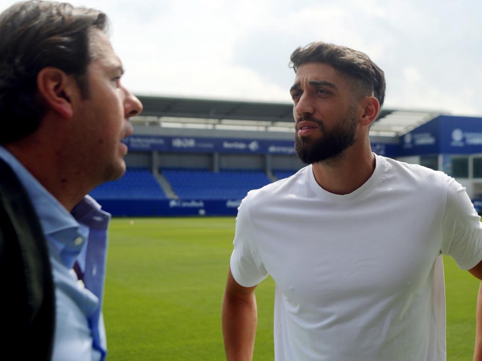 El director deportivo Rubén García conversa con el defensa Josué Sá.