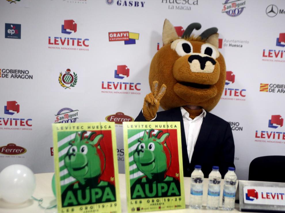 Sarry, la mascota del Levitec, junto a los carteles de la campaña de abonados.