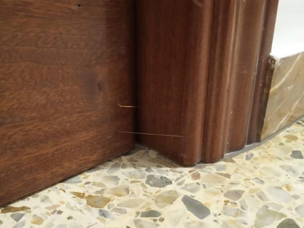 Señuelo de hilo invisible que dejaron en una vivienda de la plaza de Lérida, en Huesca.