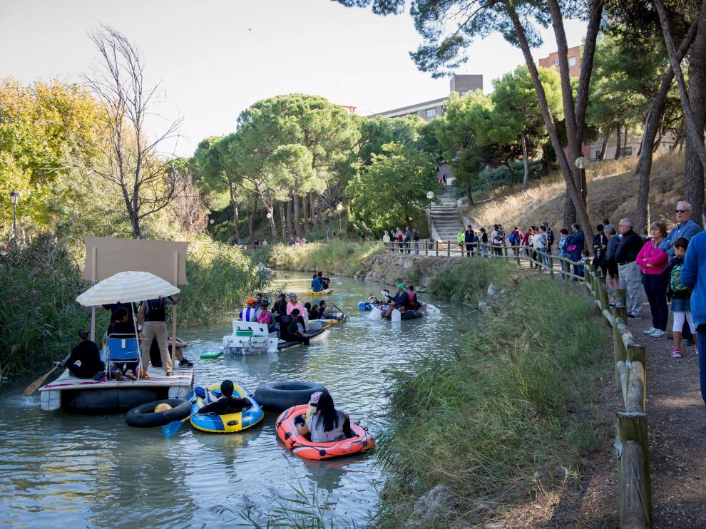 Una imagen de las embarcaciones y los participantes en la última edición de la Bajada del Canal.