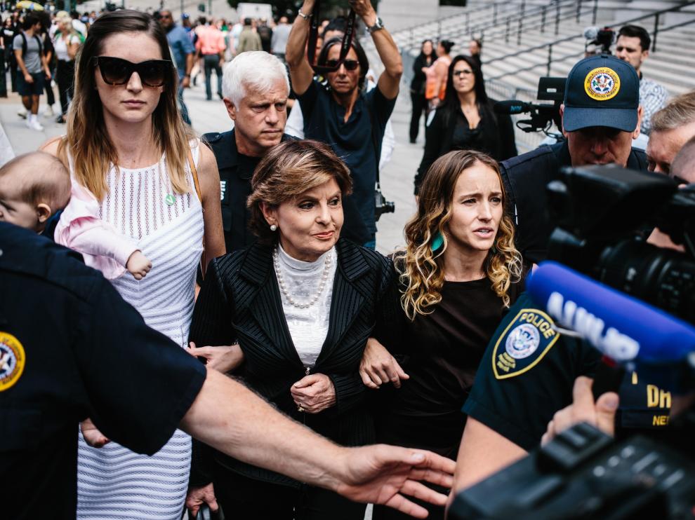 New York (United States), 27/08/2019.- Teala Davies (R), one of deceased financier Jeffrey Epstein's alleged victims, attorney Gloria Allred (C), and another unidentified alleged victim and her baby (L), exit the United States Federal Courthouse in New York, New York, USA, 27 August 2019. Epstein's accusers attended a hearing to testify in favor of continuing his trial. Epstein was found dead in his prison cell on 10 August 2019 while awaiting trial on sex trafficking charges. (Estados Unidos, Nueva York) EFE/EPA/ALBA VIGARAY Epstein's accusers attend hearing