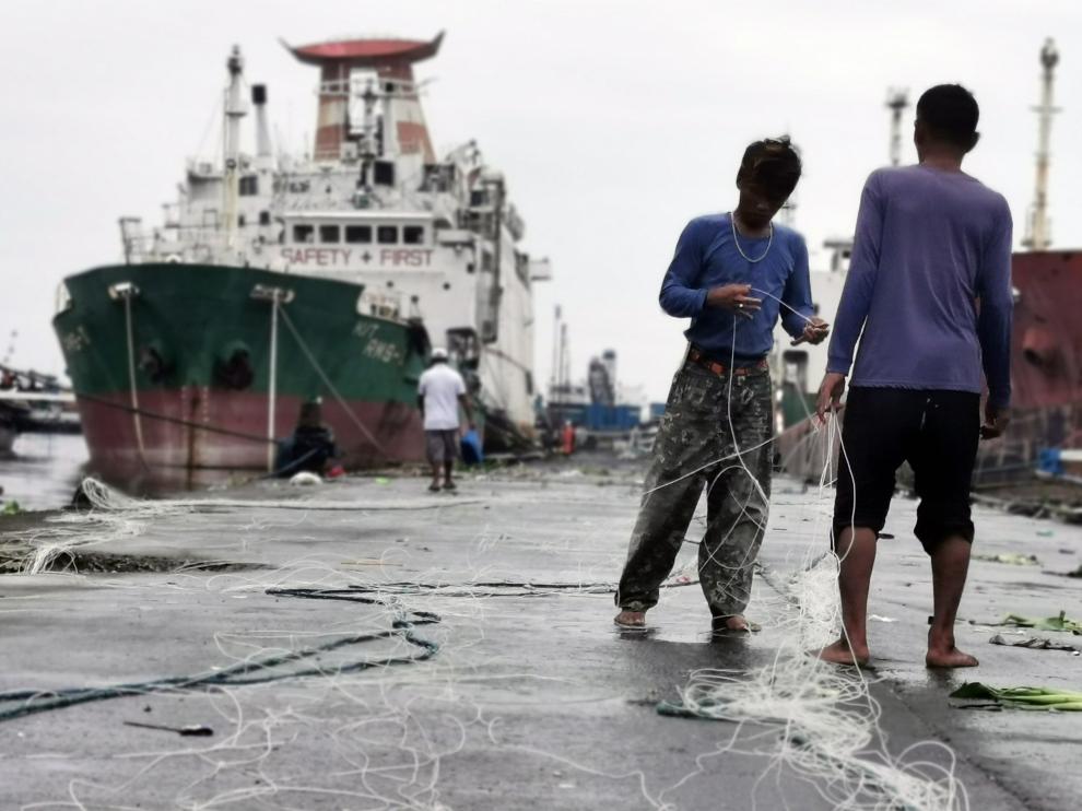 Navotas City (Philippines), 27/08/2019.- Filipino fishermen hold fishing lines next to ships taking shelter inside a seaport in Navotas city, north of Manila, Philippines, 27 August 2019. According to the latest advisory from Philippine Atmospheric Geophysical and Astronomical Services Administration (PAGASA), Tropical Storm Podul intensified from a tropical depression into a tropical storm on August 27, while moving toward Central Luzon with a maximum winds of 65 kilometers per hour and gustiness of up to 80 km/h. (Filipinas) EFE/EPA/FRANCIS R. MALASIG Typhoon Podul forecast in Philippines