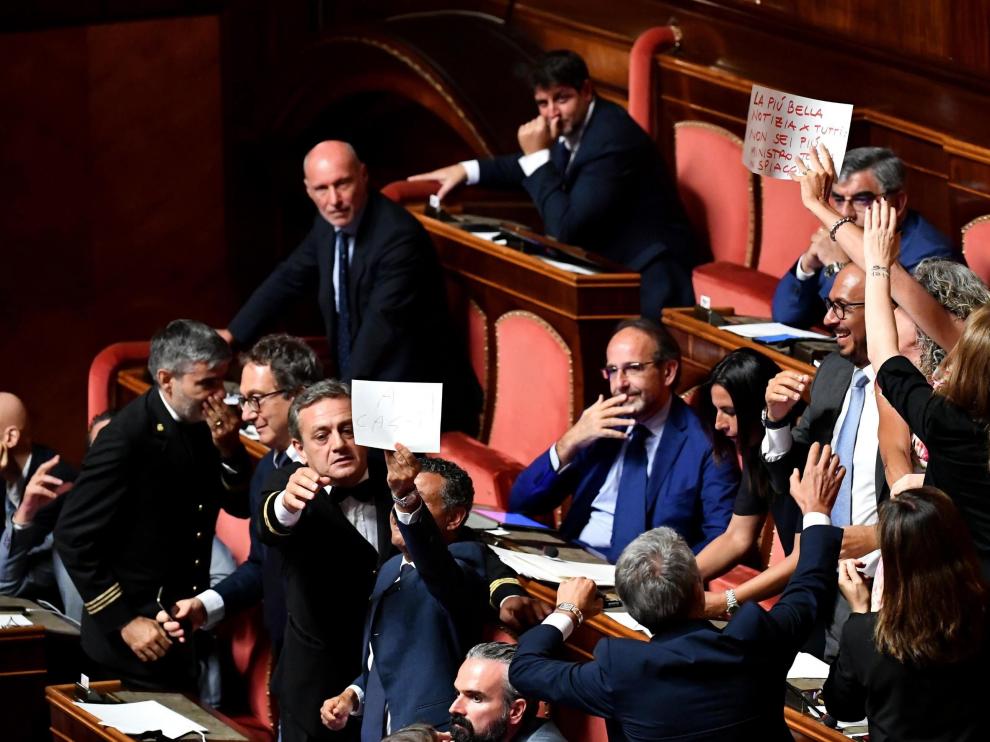 Rome (Italy), 20/08/2019.- PD (Democratic Party) Senators display signs of protest against Deputy Prime Minister and Interior Minister Matteo Salvini during the debate at the Senate over the government crisis in Rome, Italy, 20 August 2019. Deputy Premier and Interior Minister Matteo Salvini and his party League pulled out from government and caused a political crisis a week ago. Italian Prime Minister Conte said that the government has come to an end and that he would resign. (Protestas, Italia, Roma) EFE/EPA/ETTORE FERRARI Italian Premier Giuseppe Conte addresses the Senate