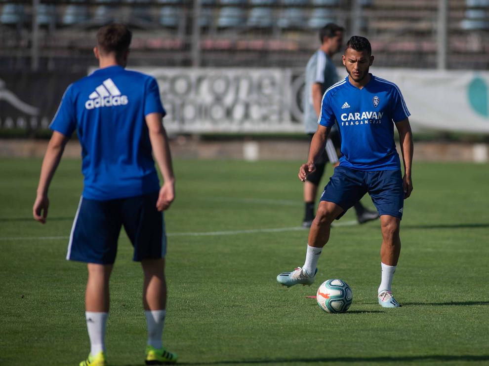 Luis Suárez golpea el esférico en un entrenamiento en la Ciudad Deportiva.