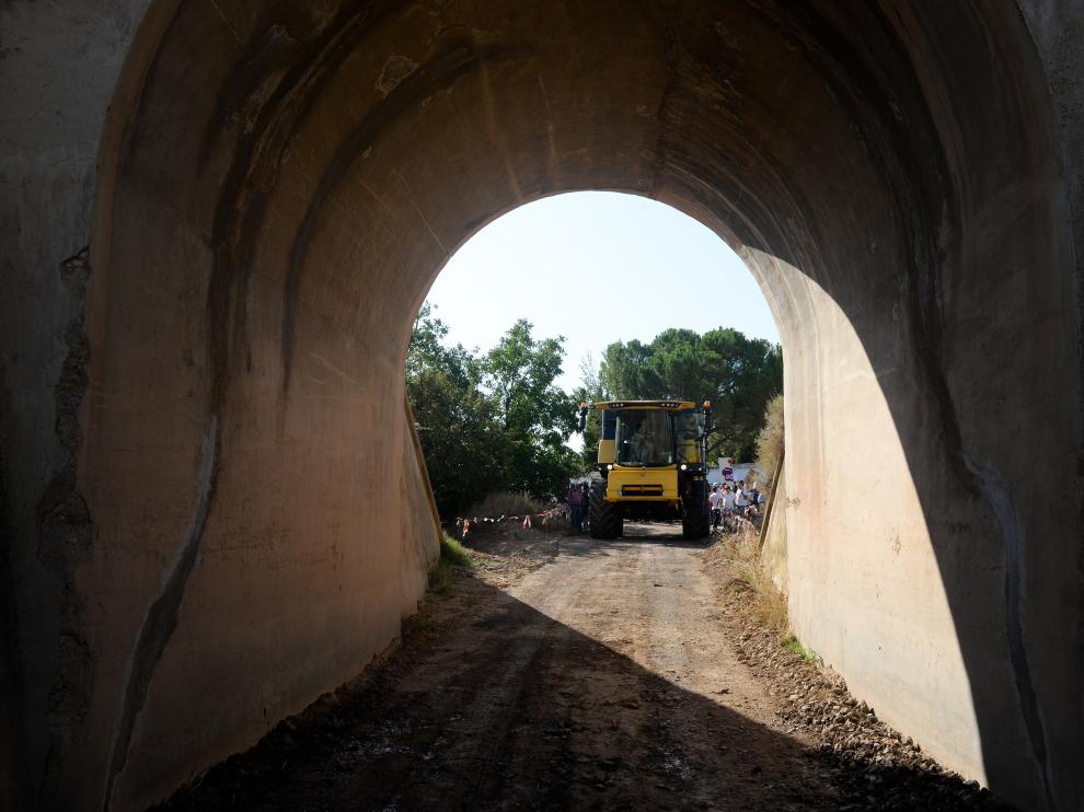 Los agricultores reclaman la ampliación del paso bajo la línea del tren en Navarrete.
