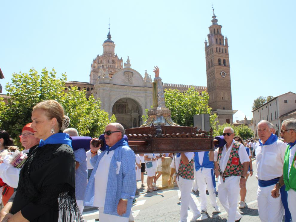 Peñistas de Tarazona se turnan para portar a hombros los restos de San Atilano.