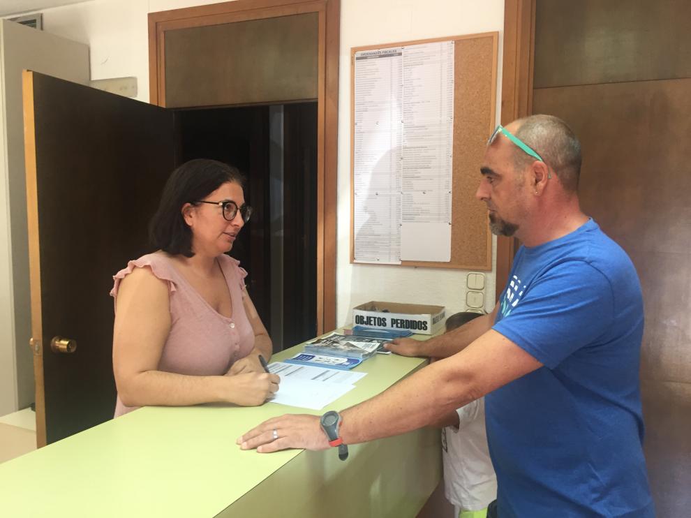 Un vecino presenta su reclamación en la ventanilla habilitada en Illueca.
