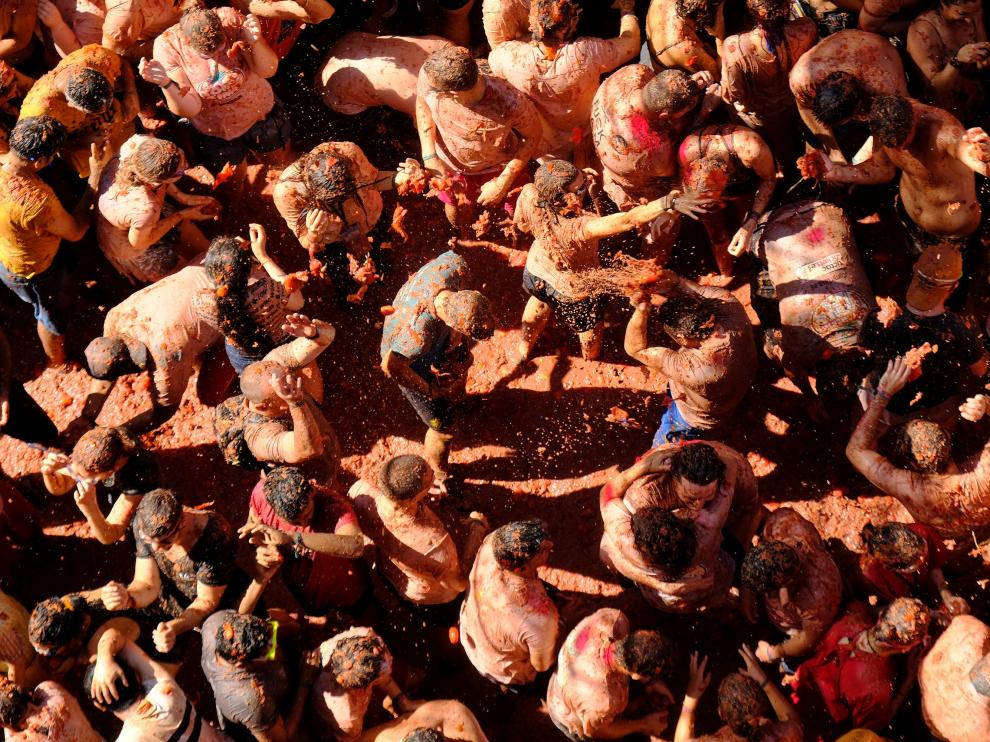 Unas 20.000 personas tiñen de rojo Buñol en la Tomatina.
