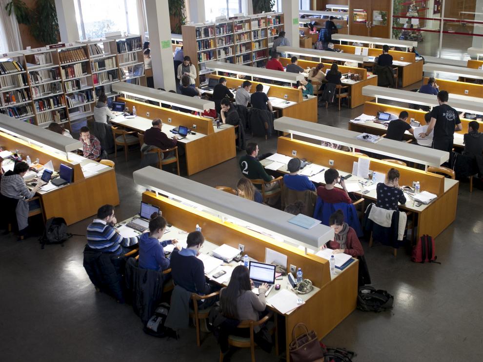UNIVERSITARIOS PREPARAN LOS EXAMENES EN LAS BIBLIOTECAS TESTIMONIOS / 04-01-2012 / FOTO: ARANZAZU NAVARRO