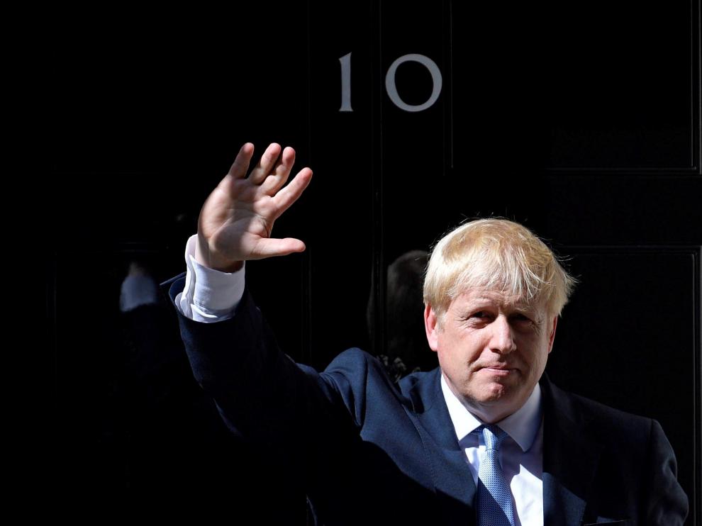 London (United Kindgom), 24/07/2019.- (FILE) - British Prime Minister Boris Johnson waves as he enters 10 Downing Street following his appointment by the Queen in London, Britain, 24 July 2019 (re-issued 28 August 2019). According to reports, British government has formally requested the intervention of the Queen in a bid to suspend parliament. A government source said the government's intention is to suspend parliament and hold a Queen's speech 14 October, setting out the future plans of a post-Brexit government. (Reino Unido, Londres) EFE/EPA/NEIL HALL Boris Johnson