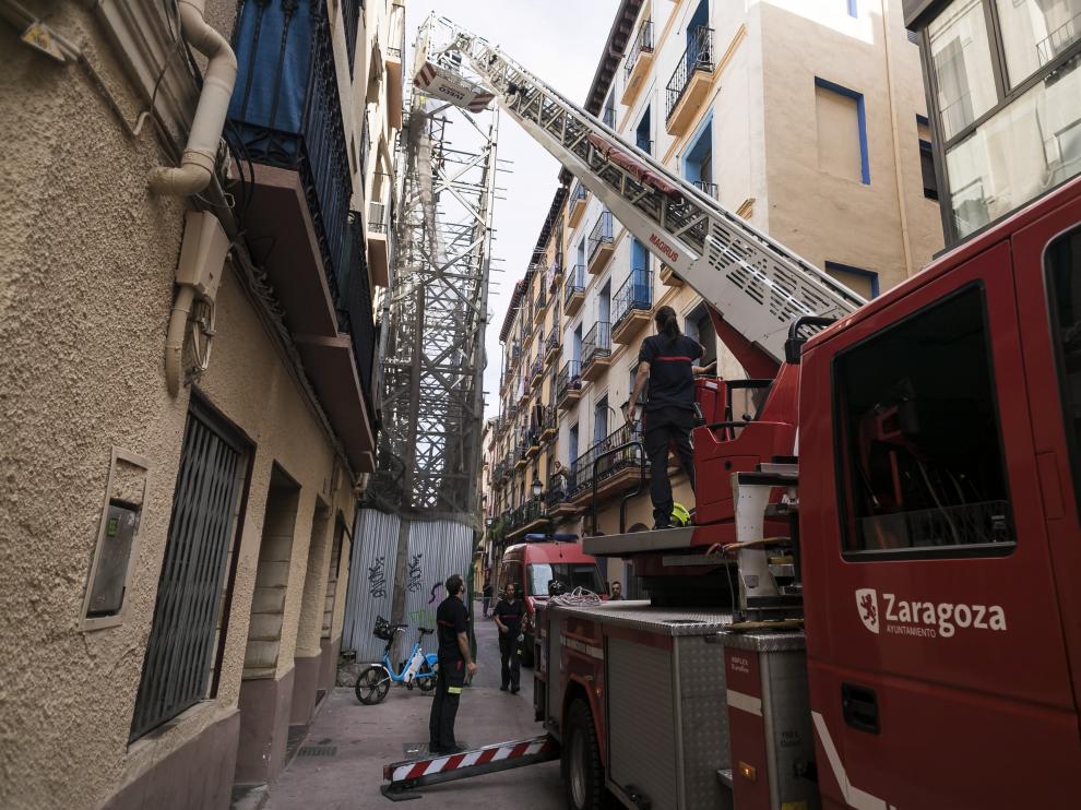 Los bomberos saneando este jueves por la tarde el andamio.
