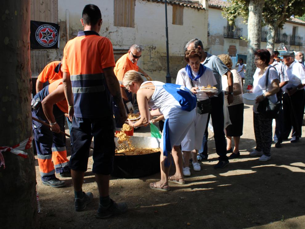 Los miembros de la brigada municipal se han encargado del reparto de las migas.