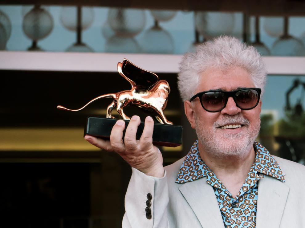 Pedro Almodóvar con el León de Oro.