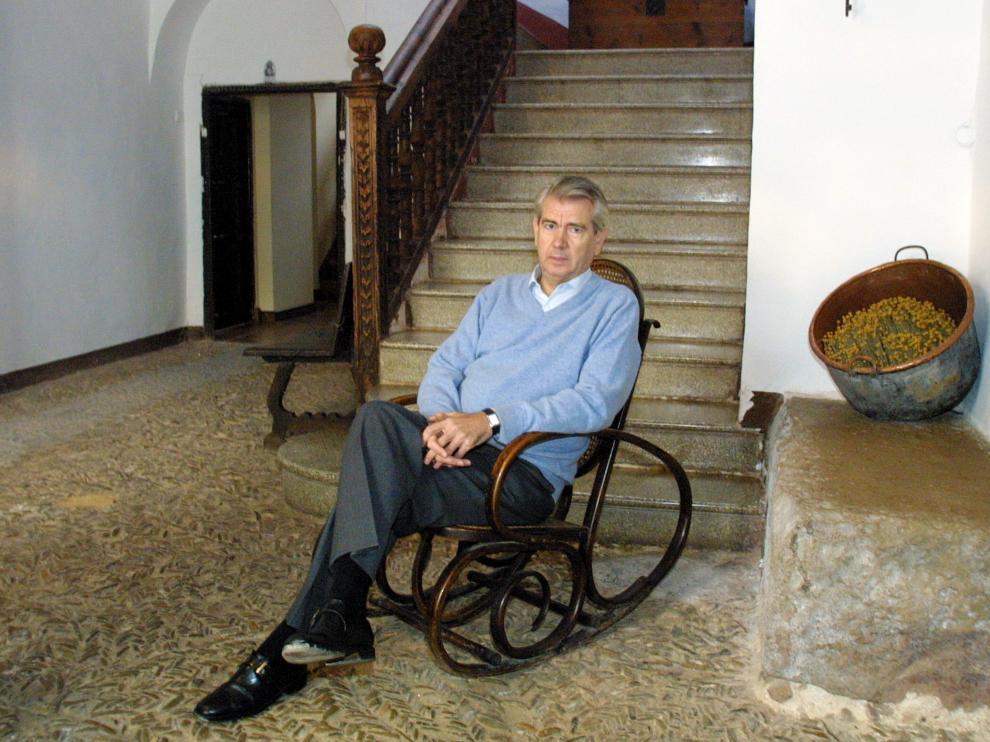 Santiago Lanzuela, candidato al Congreso de los Diputados por el PP en Teruel en 2004, durante una entrevista concedida a HERALDO, en su casa familiar de Cella.