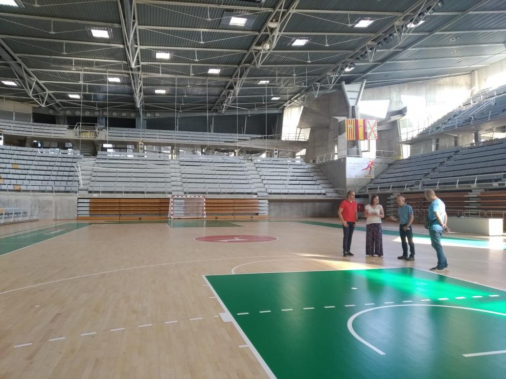 La concejals y portavoz del PSOE, María Rodrigo, ha visitado la pista del Palacio junto con del Patronato Municipal de Deportes, Manuel Tena, y el director técnico, Jorge Ascaso. el director-gerente