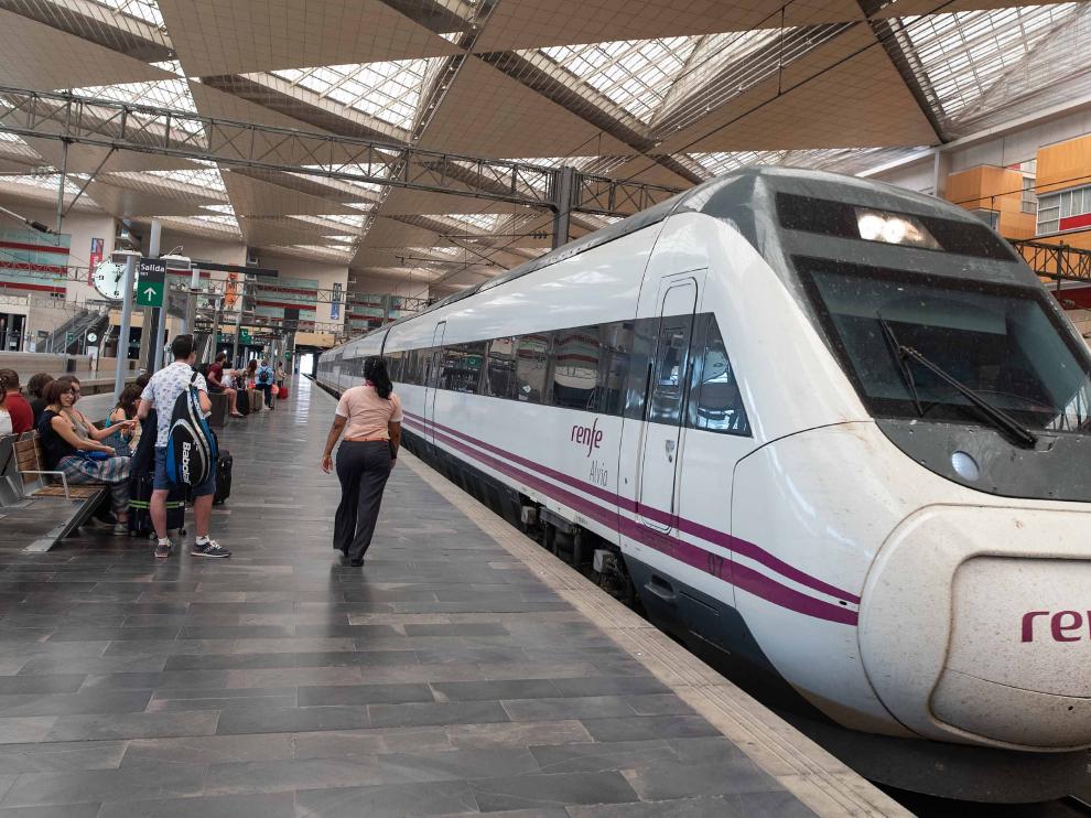 Renfe quiere alargar diez minutos la llegada del Ave de las 7.05 desde Zaragoza y Madrid y el de regreso a la capital aragonesa de las 21.30.