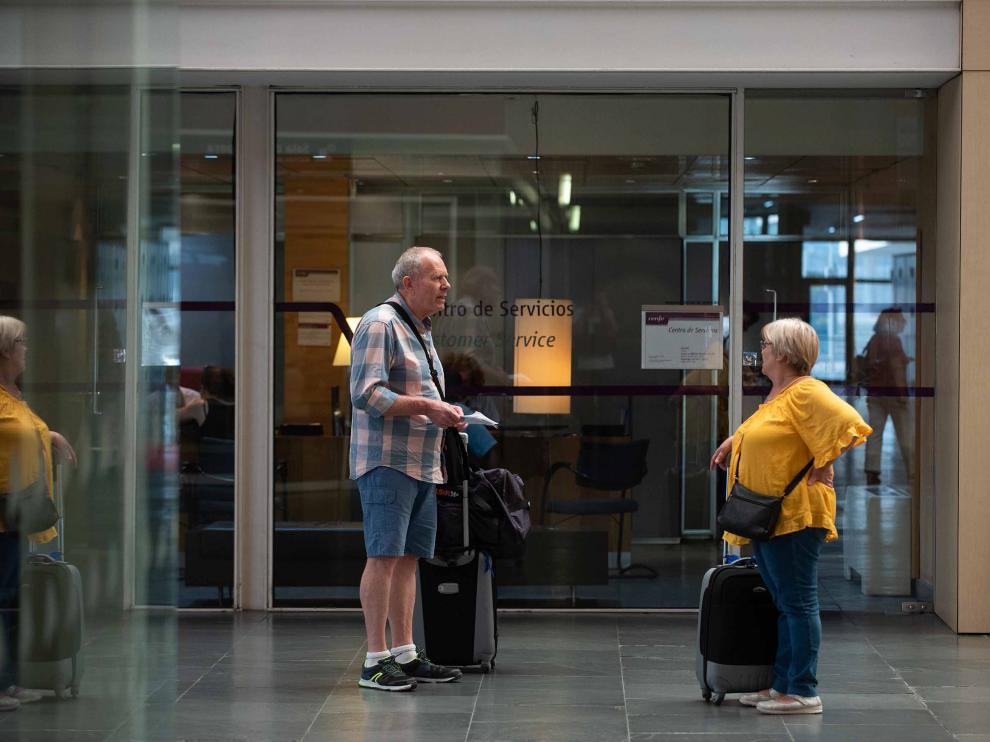 Ángel y Manuela, dos pasajeros del AVE, tuvieron que cambiar los billetes al suspender el que les correspondía para ir a Madrid.