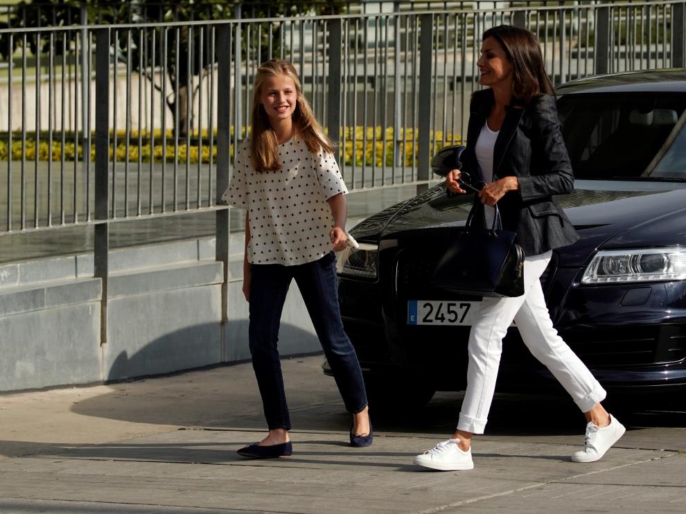 La reina Letizia y la princesa Leonor llegan al hospital.