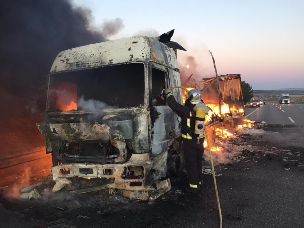 Labores de extinción de un camión en llamas por parte de los bomberos del Bajo Cinca.
