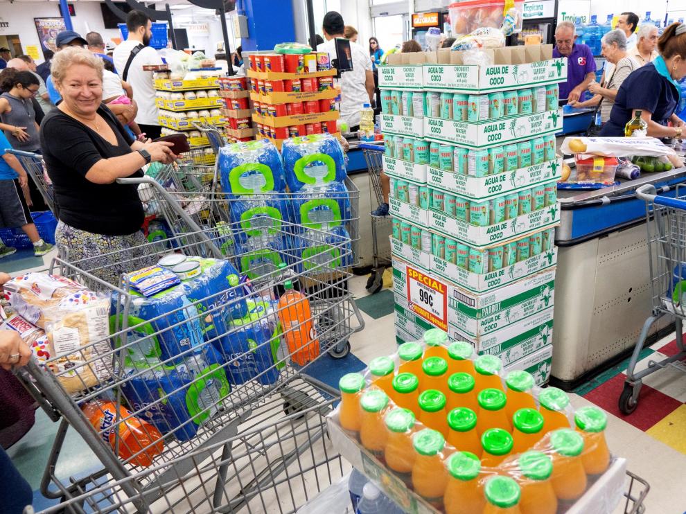Las reservas de agua embotellada se agotan en Florida ante la llegada del huracán Dorian.