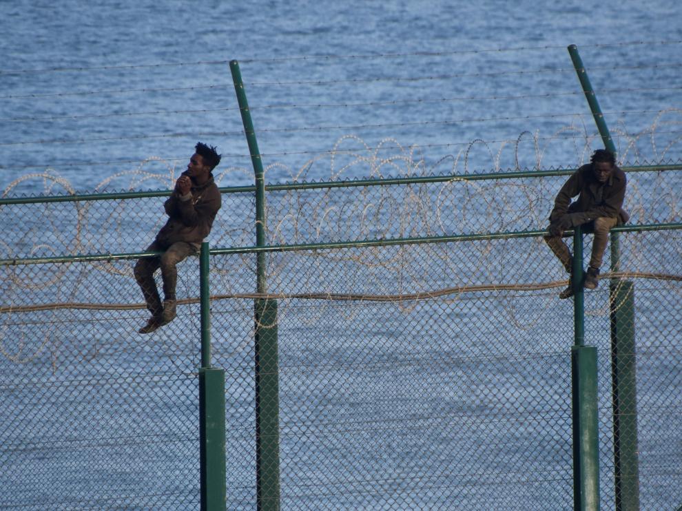 Más de cien migrantes entran en Ceuta saltando su doble valla.