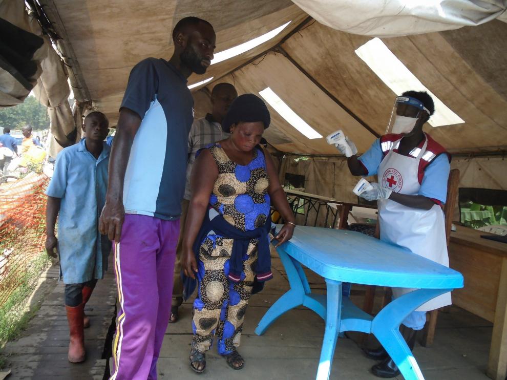 Punto de control sanitario en la frontera entre la RDC y Uganda, ante el brote de ébola.