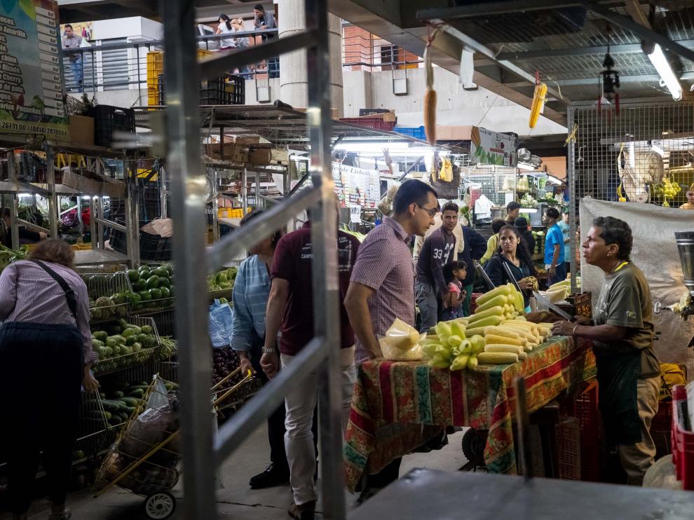 Venezolanos compran alimentos en un mercado de Caracas.