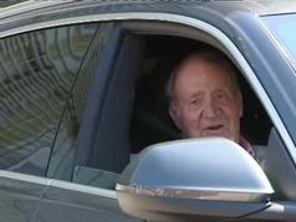 El Rey emérito ha abandonado este sábado el Hospital Quirónsalud Madrid de Pozuelo de Alarcón tras recibir el alta médica. "Estoy como si me hubiera pasado un camión por encima", ha asegurado el monarca en un breve encuentro con los periodistas en el que se le ha visto visiblemente recuperado, pero también cansado. Don Juan Carlos ha salido del centro en coche y se ha parado a hablar con la prensa, donde ha explicado que no tiene dolores y ha expresado su satisfacción, porque le han puesto "tuberías y cañerías nuevas".