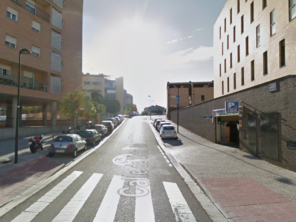La ciclista ha perdido el control tras toparse con un coche a la salida del parking de un supermercado.