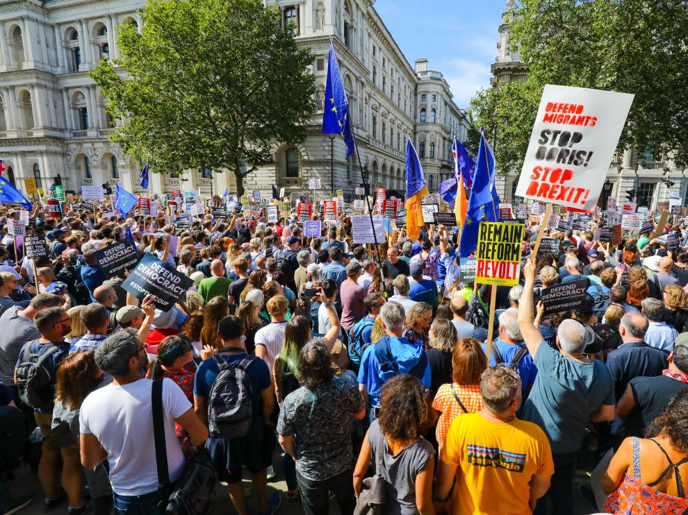 Manifestantes protestan frente a Downing Street, en Londres, por el cierre del parlamento.