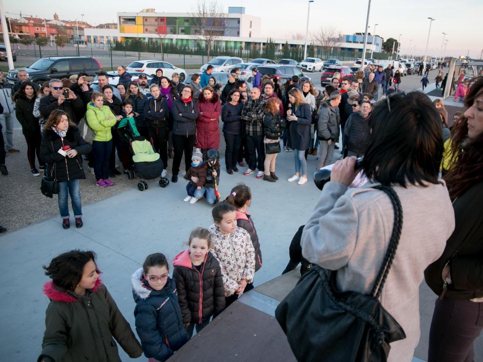 Concentración de las familias de La Puebla de Alfindén, el pasado febrero, para exigir que se termine de construir el instituto de la localidad.