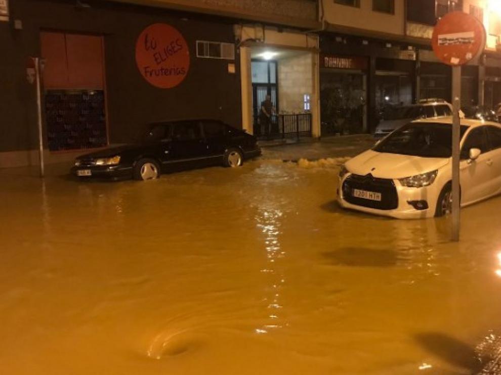 Un reventón inunda la calle Lacarra.