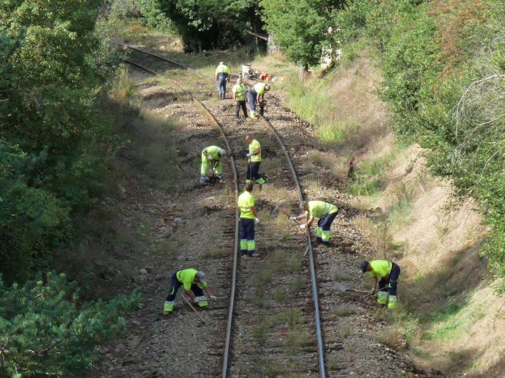 Trabajos de reparación de la vía, este lunes por la mañana.