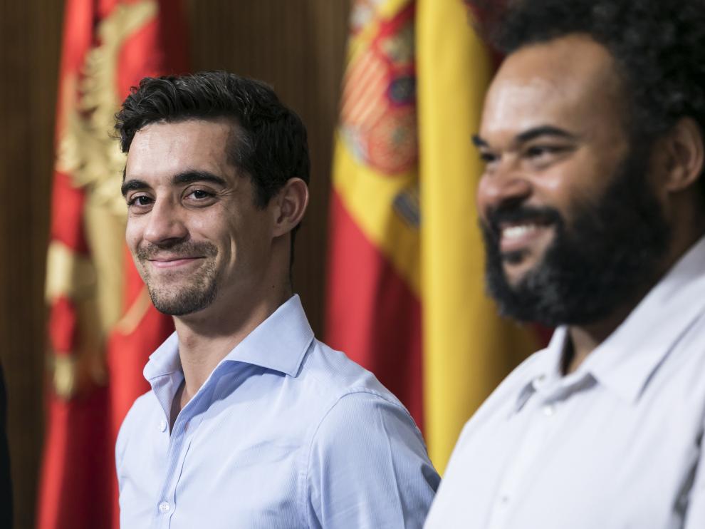 El patinador Javier Fernández y el productor musical Carlos Jean, en la recepción en el Ayuntamiento de Zaragoza.