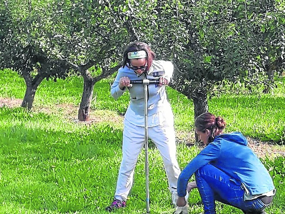 Investigadores del CSIC hacen análisis de los suelos en una localidad del valle del Manubles.